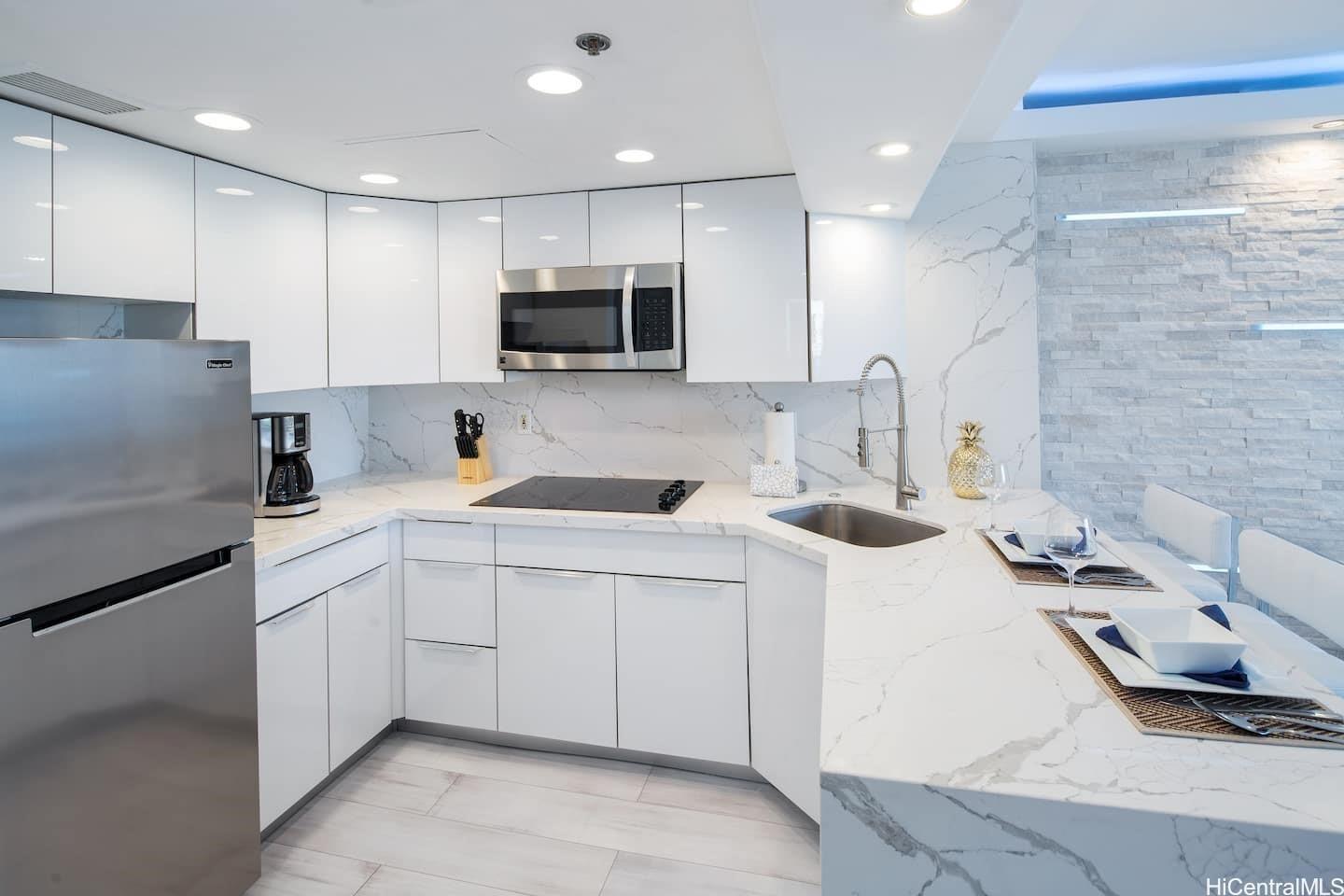 Ilikai Apt Bldg condo # 1005, Honolulu, Hawaii - photo 4 of 12