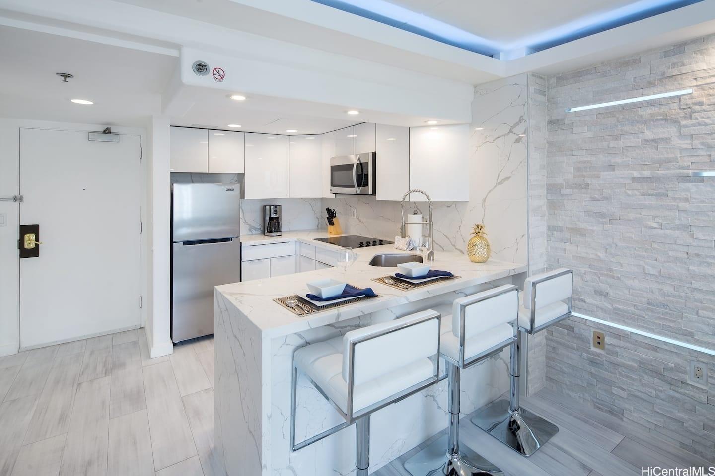 Ilikai Apt Bldg condo # 1005, Honolulu, Hawaii - photo 5 of 12