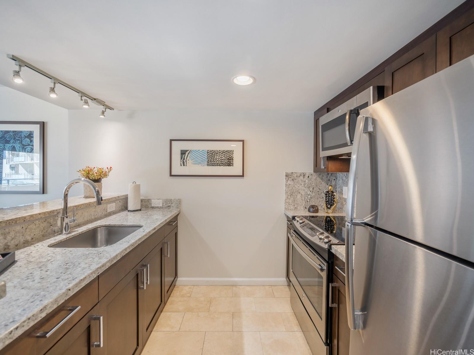 Ilikai Apt Bldg condo # 213, Honolulu, Hawaii - photo 4 of 20