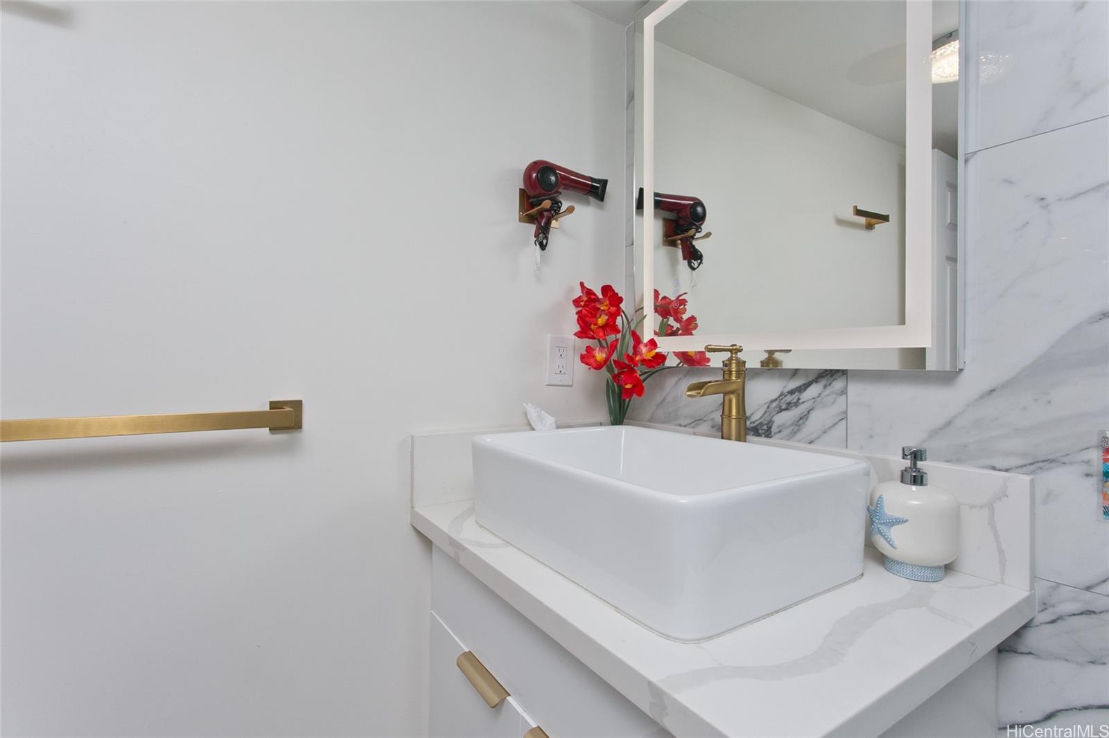 Ilikai Apt Bldg condo # 2142, Honolulu, Hawaii - photo 13 of 15