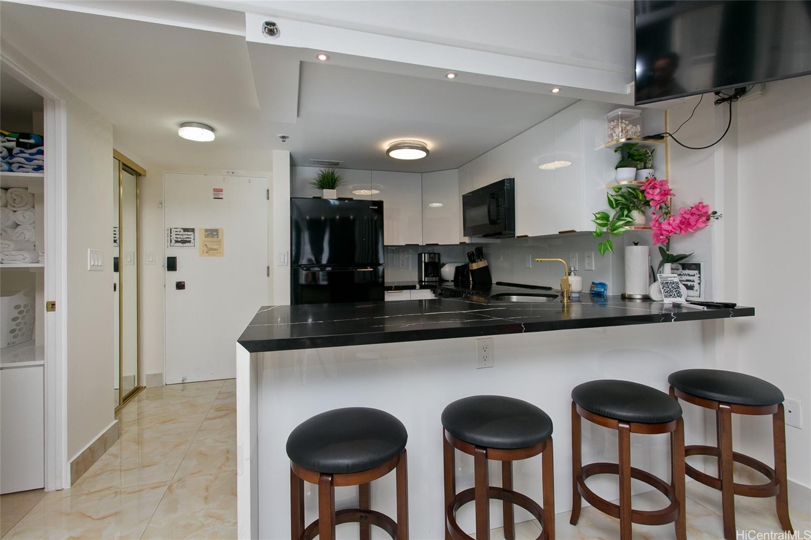 Ilikai Apt Bldg condo # 2142, Honolulu, Hawaii - photo 8 of 15