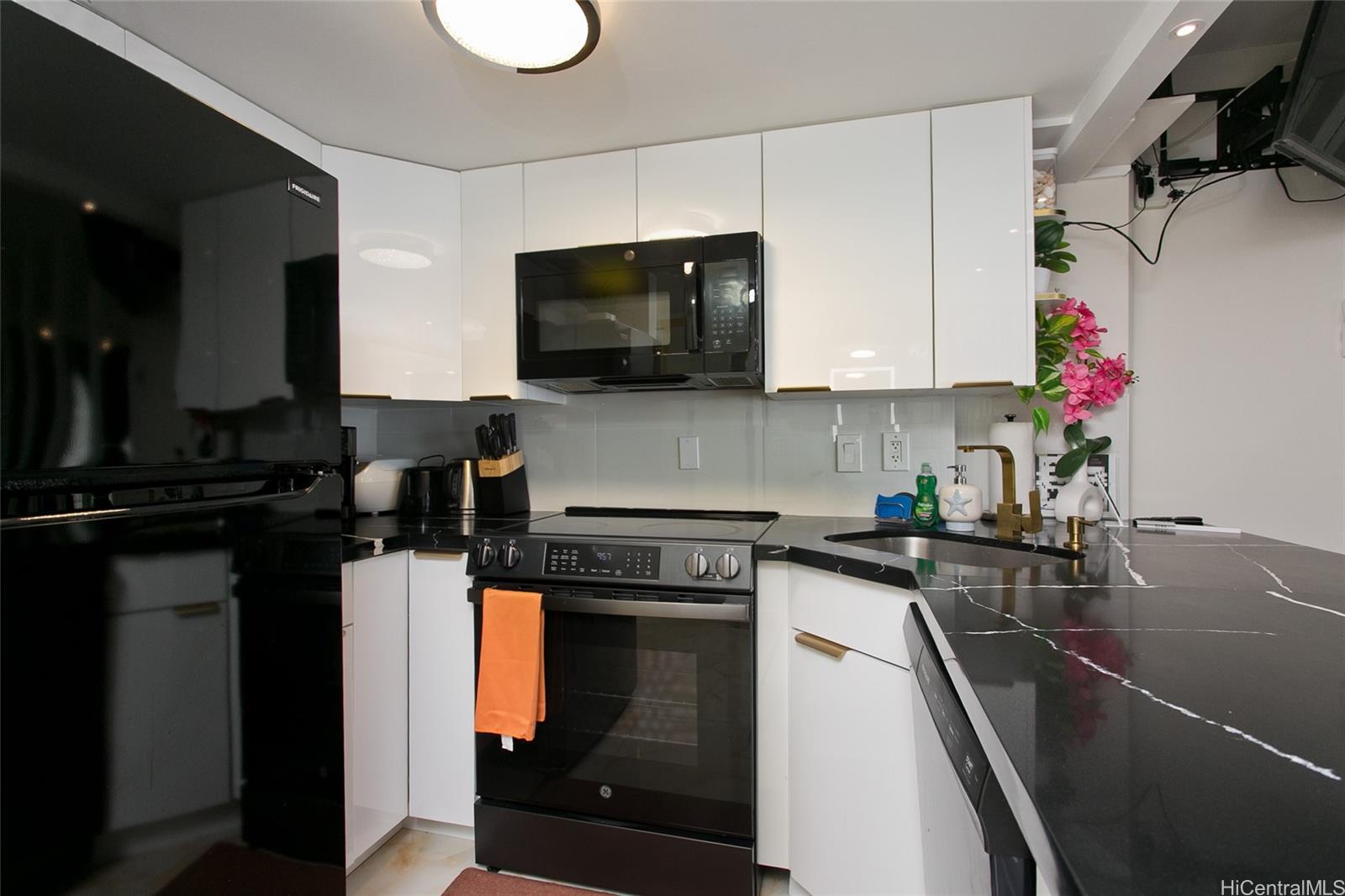 Ilikai Apt Bldg condo # 2142, Honolulu, Hawaii - photo 9 of 15