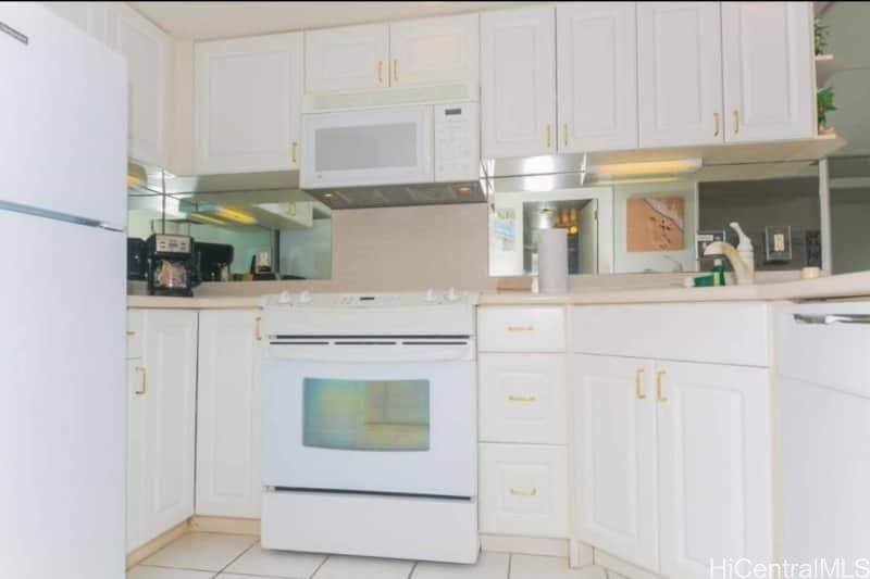 Ilikai Apt Bldg condo # 405, Honolulu, Hawaii - photo 12 of 16