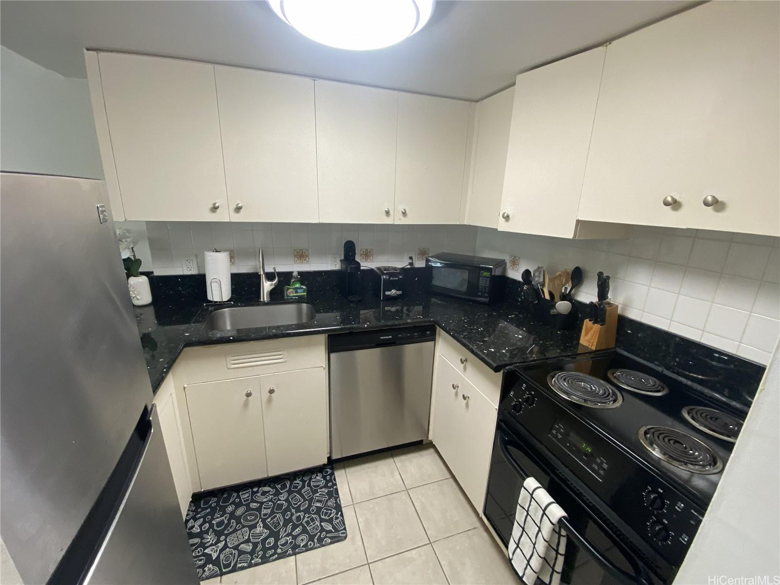 Ilikai Apt Bldg condo # 407, Honolulu, Hawaii - photo 5 of 14