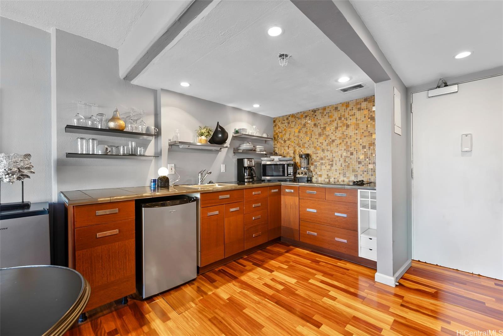 Ilikai Apt Bldg condo # 507, Honolulu, Hawaii - photo 15 of 16