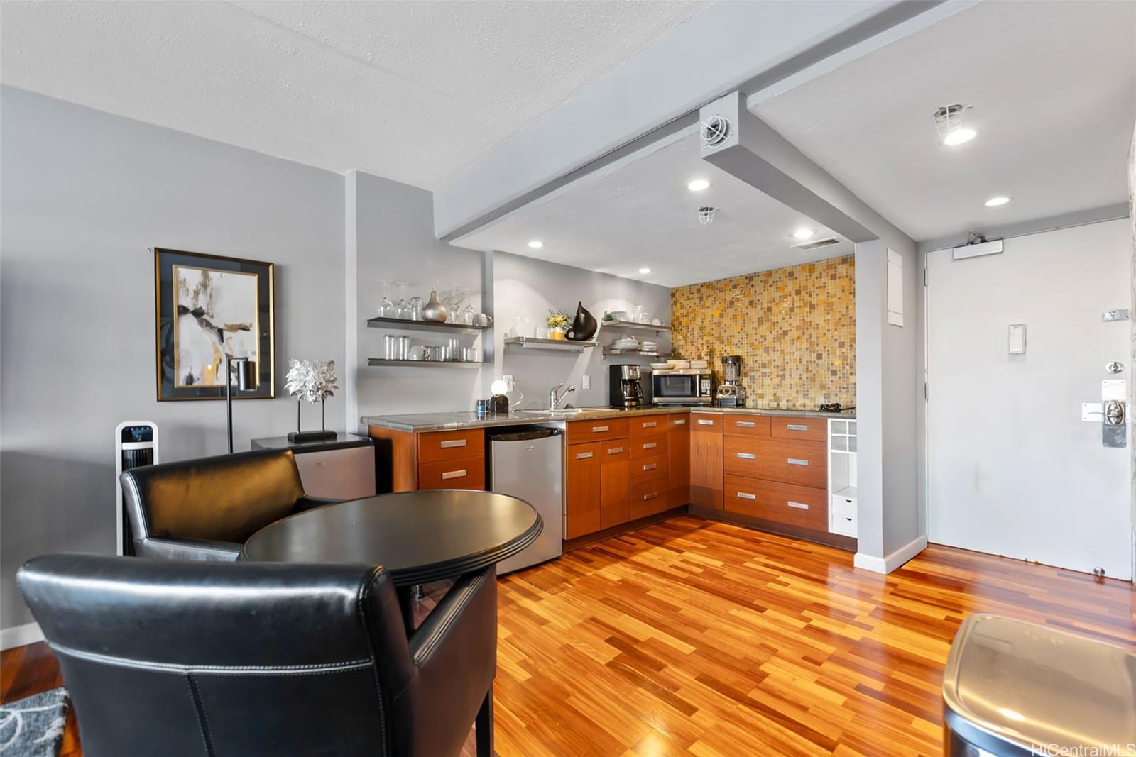 Ilikai Apt Bldg condo # 507, Honolulu, Hawaii - photo 3 of 16