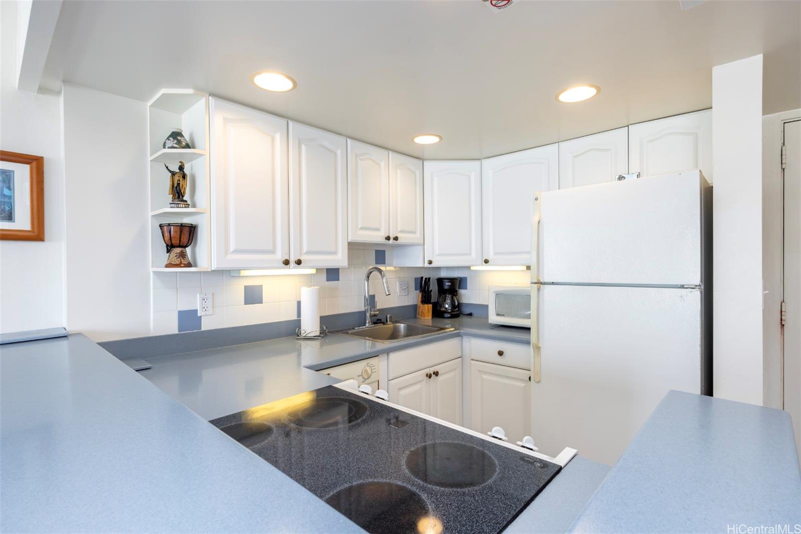 Ilikai Apt Bldg condo # 629, Honolulu, Hawaii - photo 8 of 20