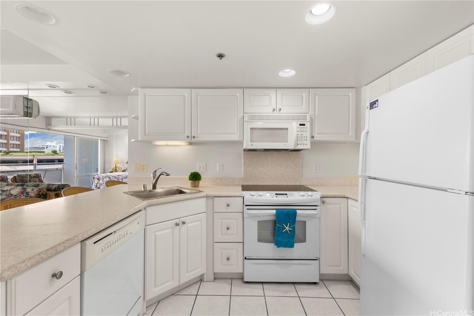 Ilikai Apt Bldg condo # 707, Honolulu, Hawaii - photo 3 of 21