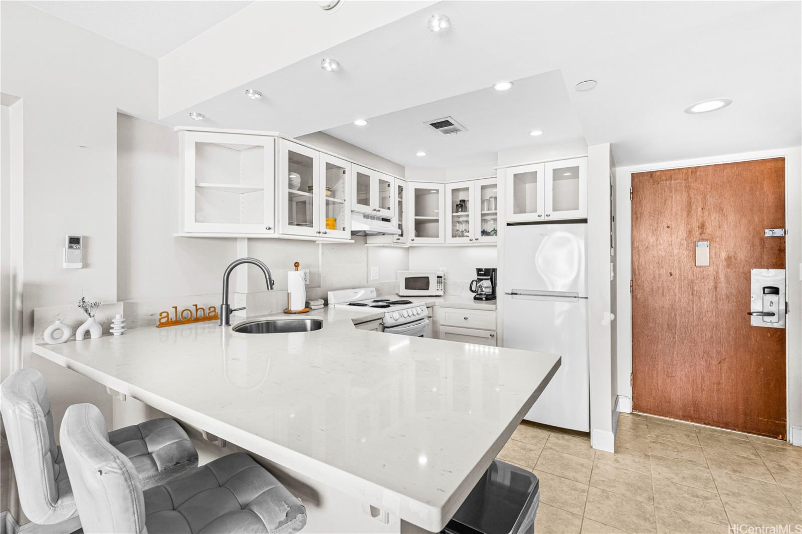 Ilikai Apt Bldg condo # 733, Honolulu, Hawaii - photo 4 of 24