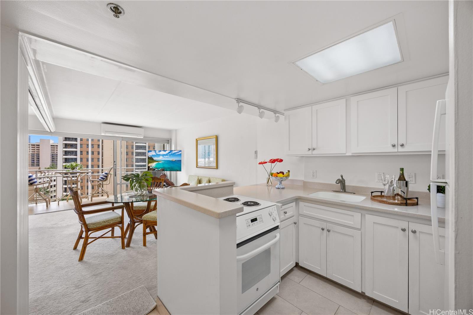 Ilikai Apt Bldg condo # 836, Honolulu, Hawaii - photo 3 of 17