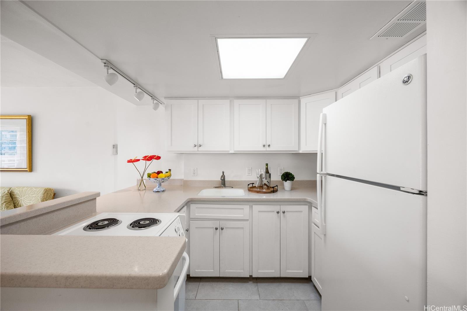 Ilikai Apt Bldg condo # 836, Honolulu, Hawaii - photo 8 of 17