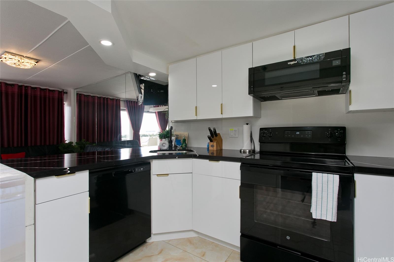 Ilikai Apt Bldg condo # 937, Honolulu, Hawaii - photo 8 of 15