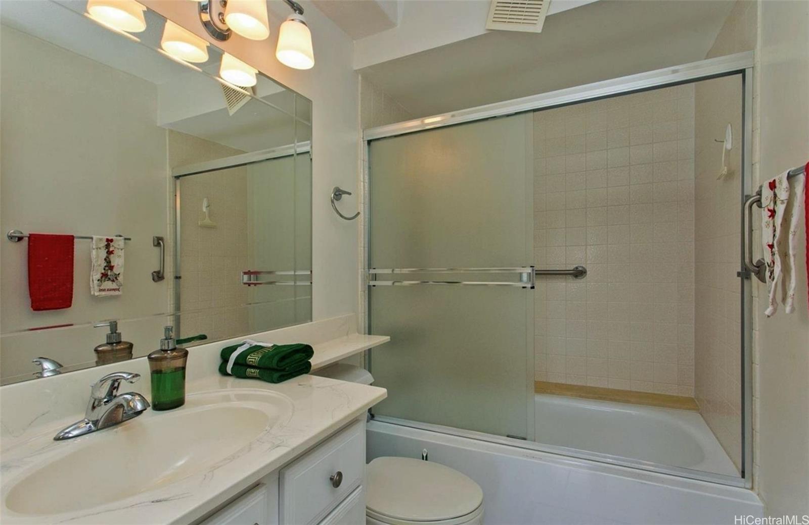 Discovery Bay condo # 1217, Honolulu, Hawaii - photo 7 of 8