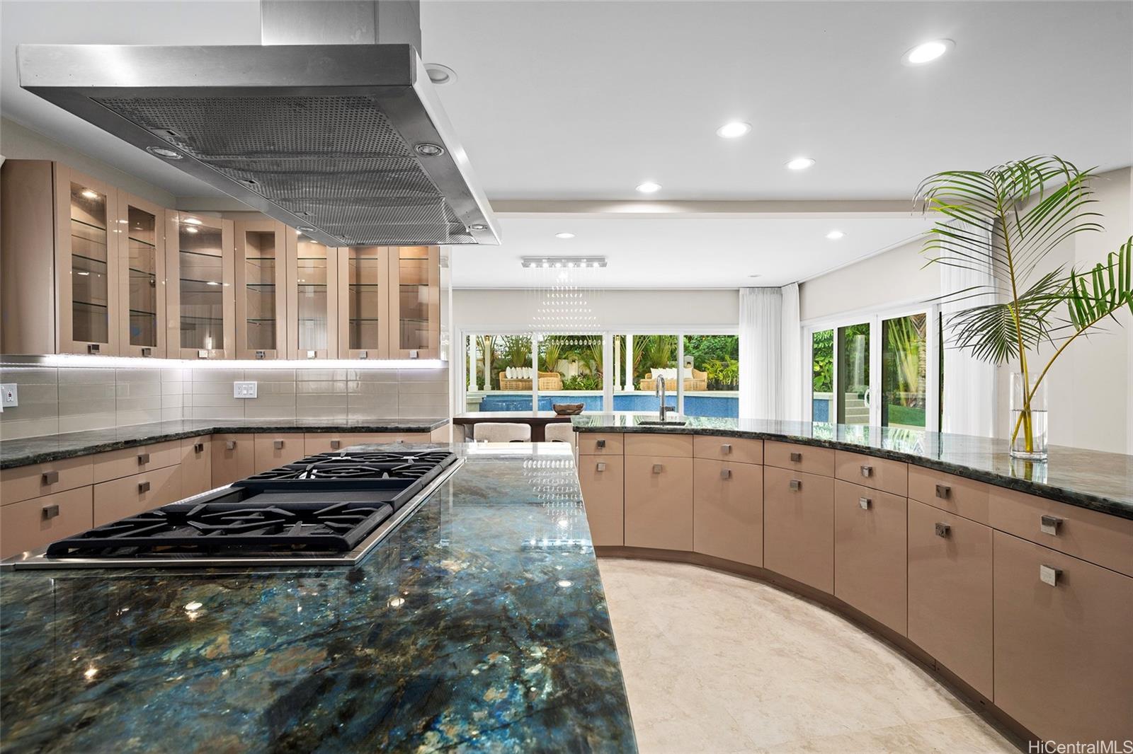 18  Homelani Place Dowsett, Honolulu home - photo 4 of 24