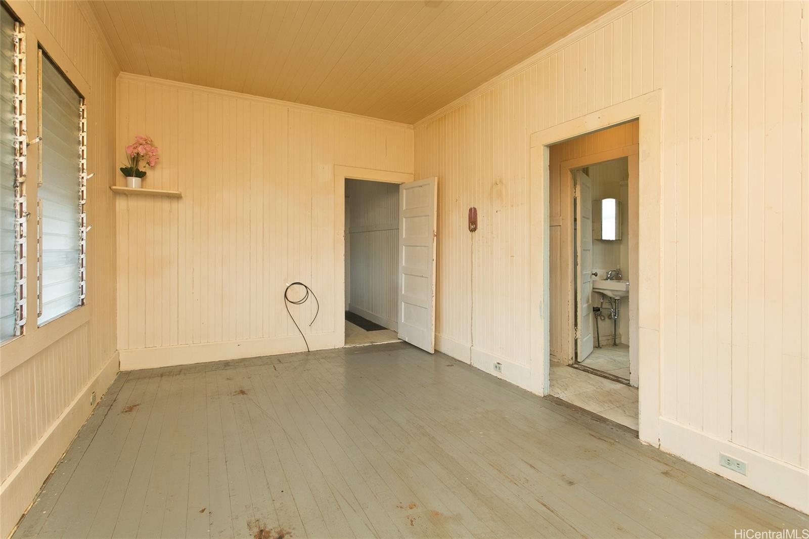 1812  Young St Moiliili, Honolulu home - photo 3 of 13