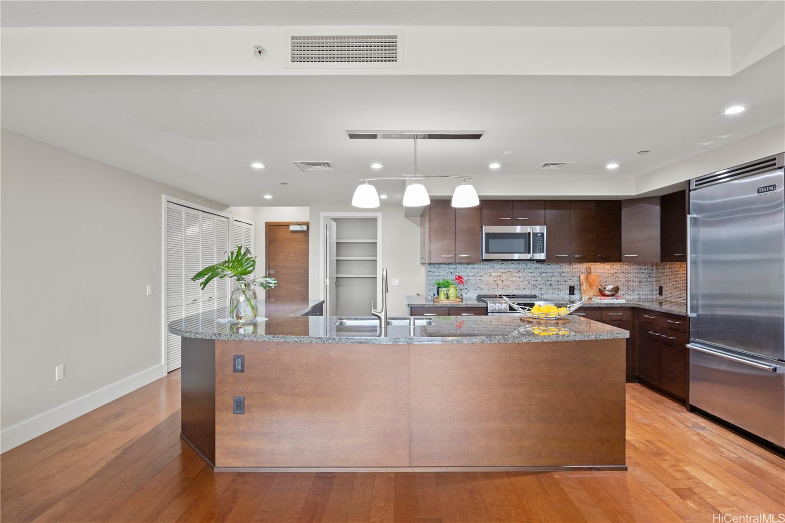 Allure Waikiki condo # 1806, Honolulu, Hawaii - photo 4 of 25