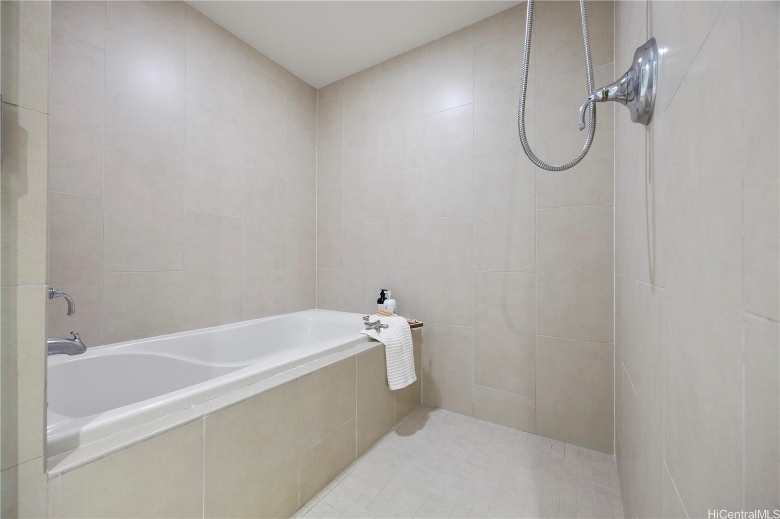 Allure Waikiki condo # 1806, Honolulu, Hawaii - photo 9 of 25