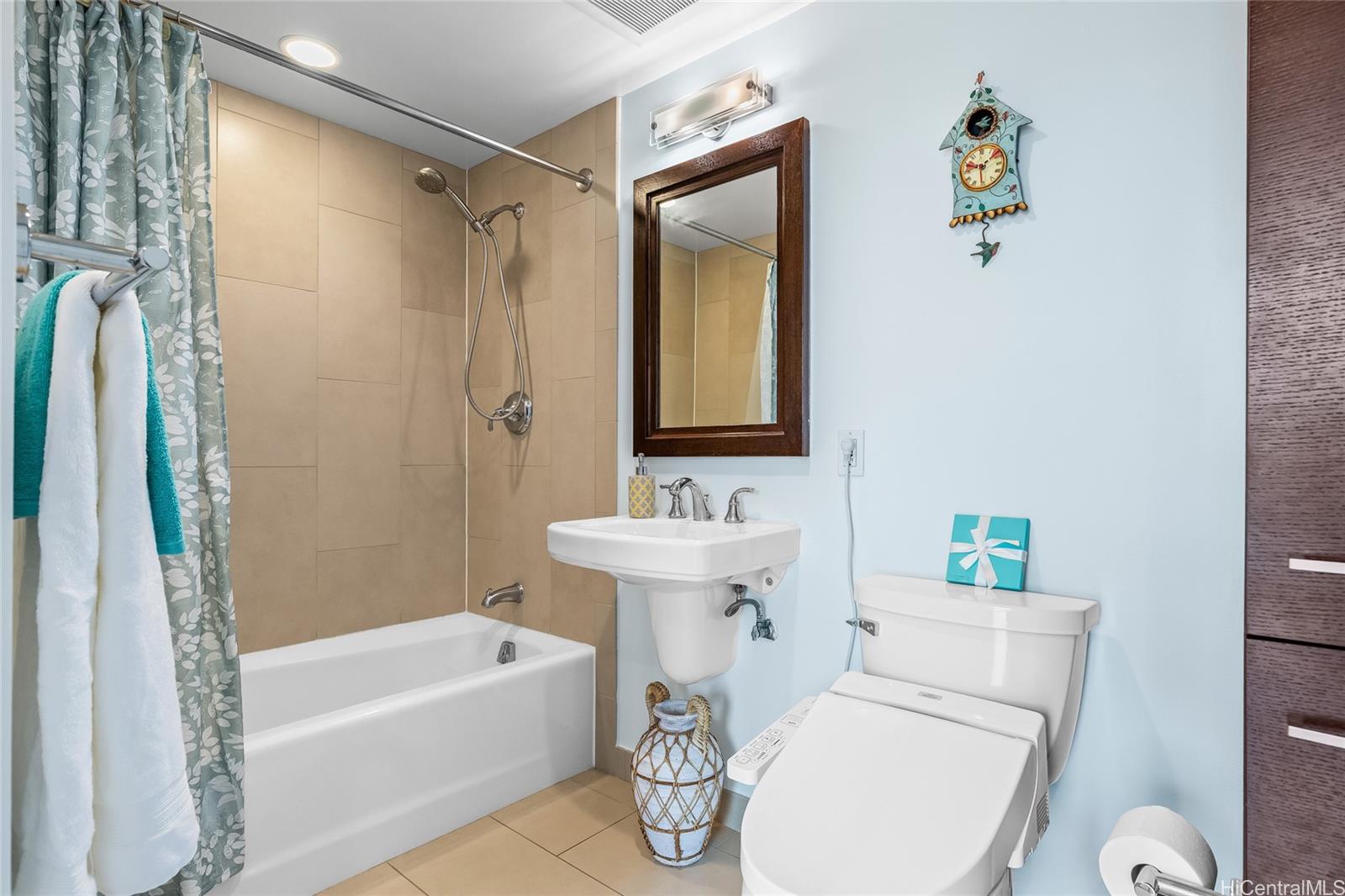 Allure Waikiki condo # 2209, Honolulu, Hawaii - photo 19 of 25