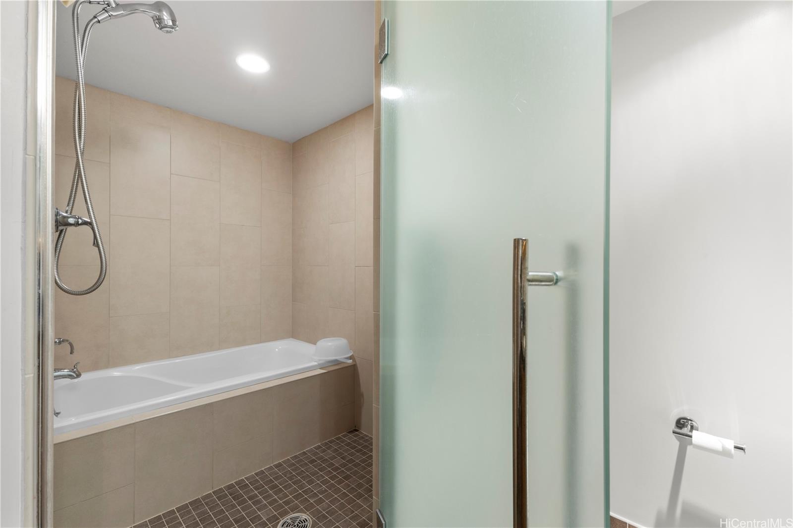 Allure Waikiki condo # 2501, Honolulu, Hawaii - photo 15 of 25