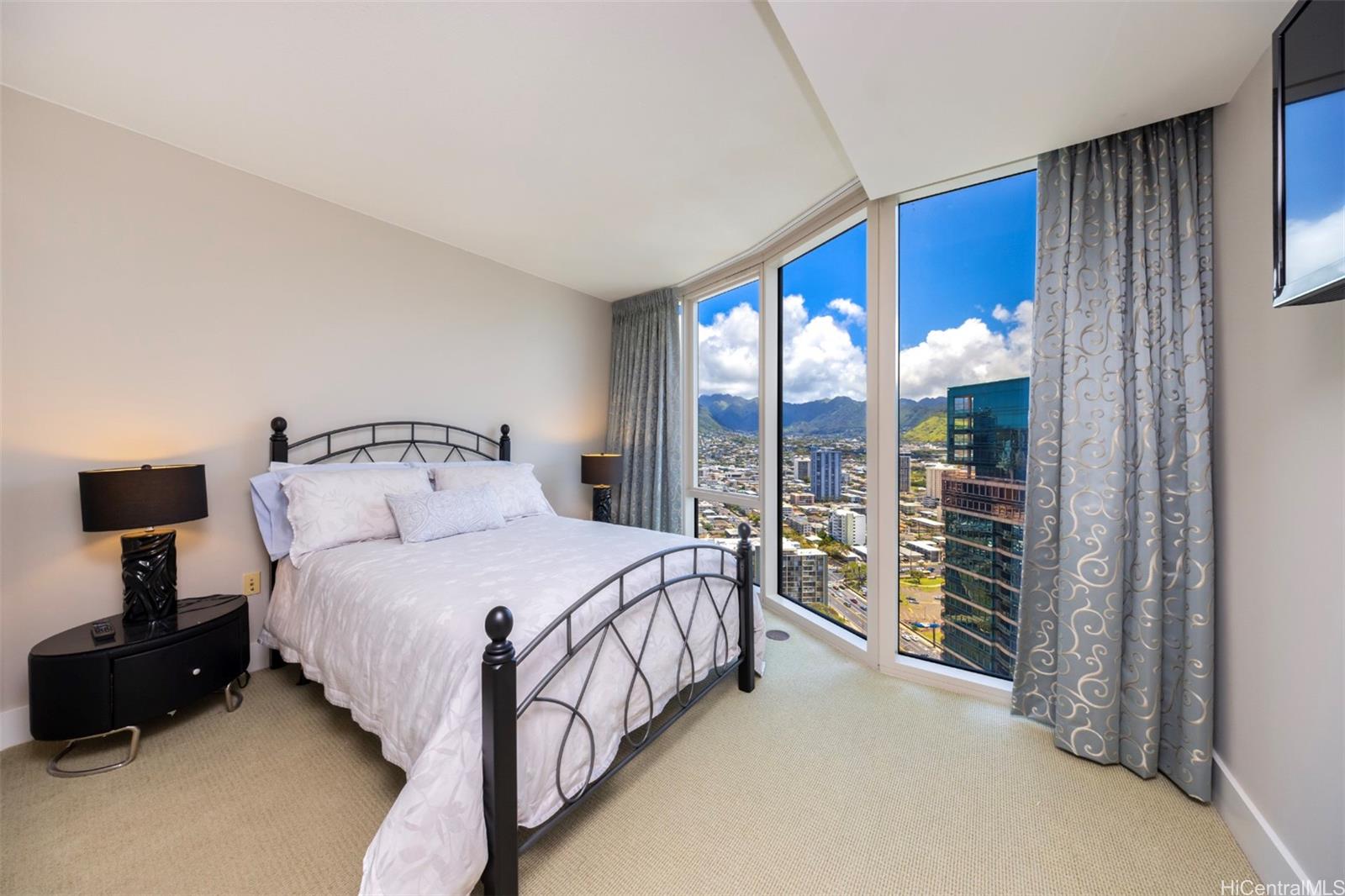Allure Waikiki condo # 3304, Honolulu, Hawaii - photo 17 of 23