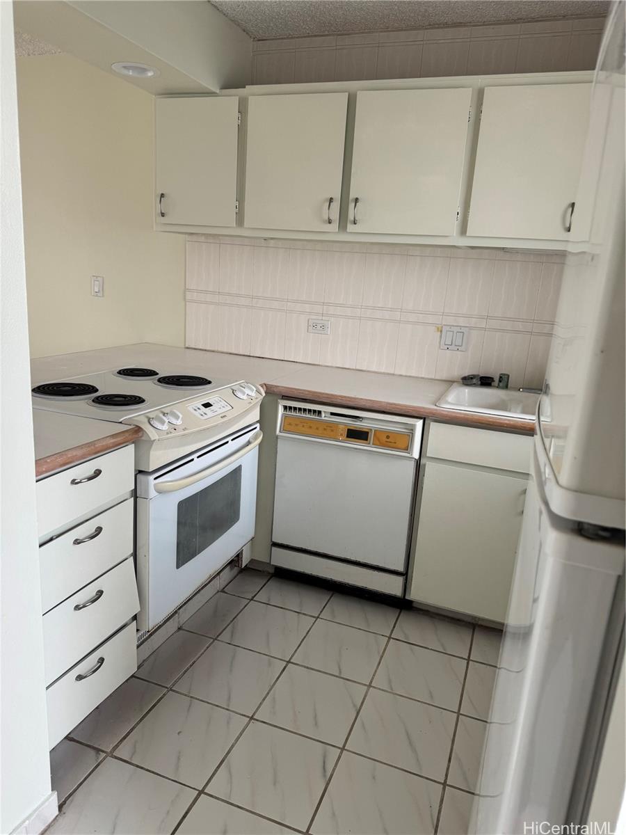 Summer Palace condo # 1004, Honolulu, Hawaii - photo 21 of 25