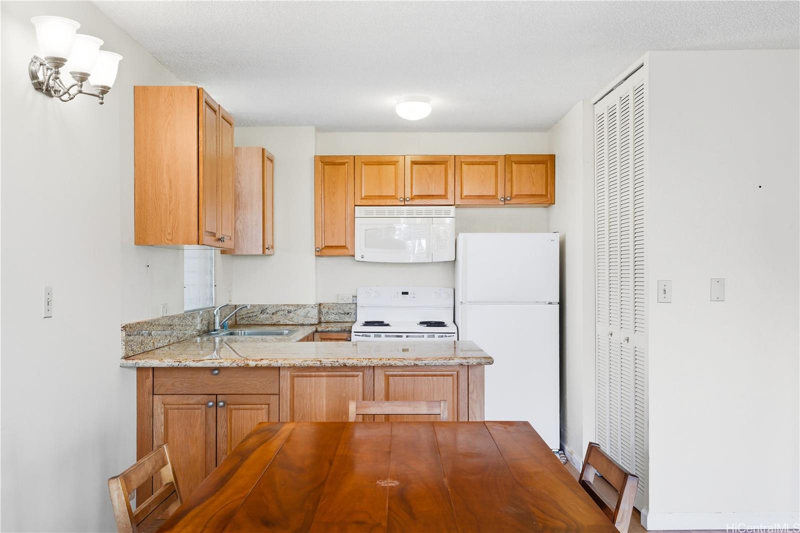 Summer Palace condo # 2208, Honolulu, Hawaii - photo 8 of 16