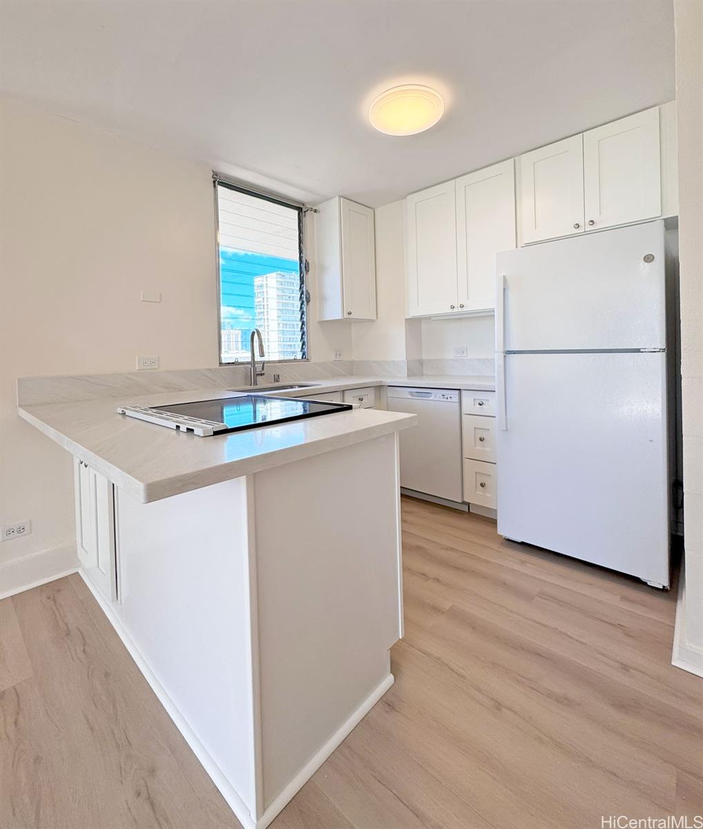 Summer Palace condo # 908, Honolulu, Hawaii - photo 4 of 22