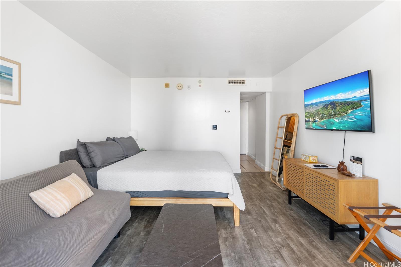 Palms At Waikiki condo # 911, Honolulu, Hawaii - photo 3 of 24