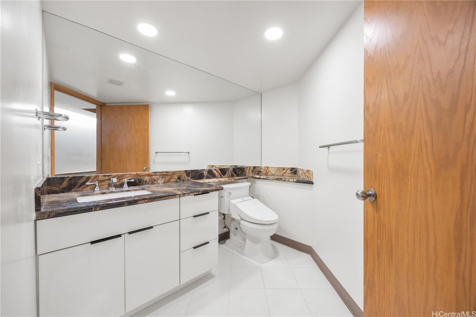 Waikiki Landmark condo # 1701, Honolulu, Hawaii - photo 8 of 24