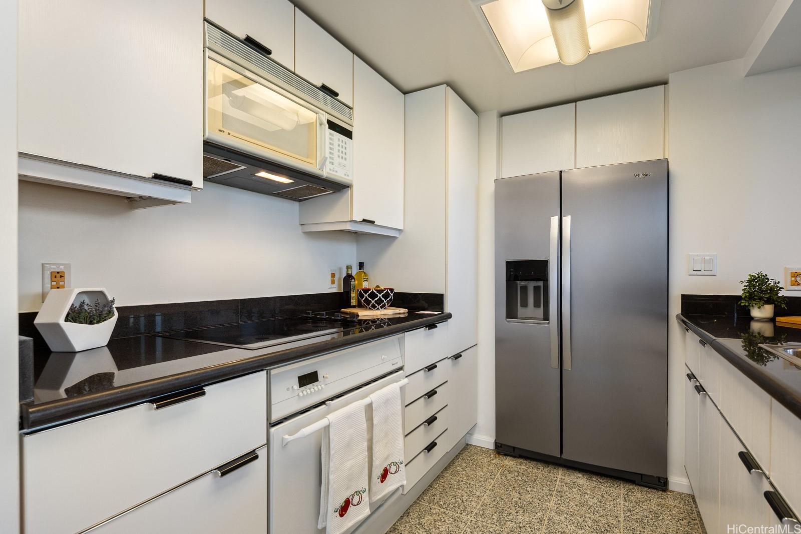 Waikiki Landmark condo # 2201 (Mauka Tower), Honolulu, Hawaii - photo 7 of 24