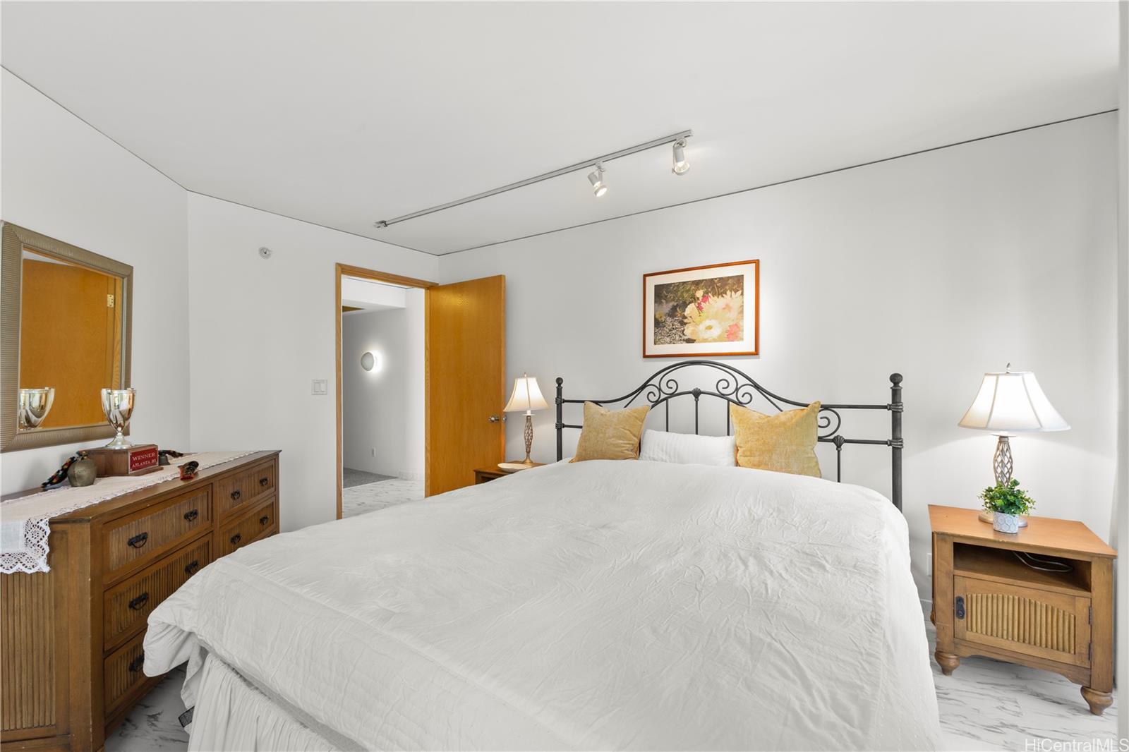 Waikiki Landmark condo # 906, Honolulu, Hawaii - photo 9 of 25