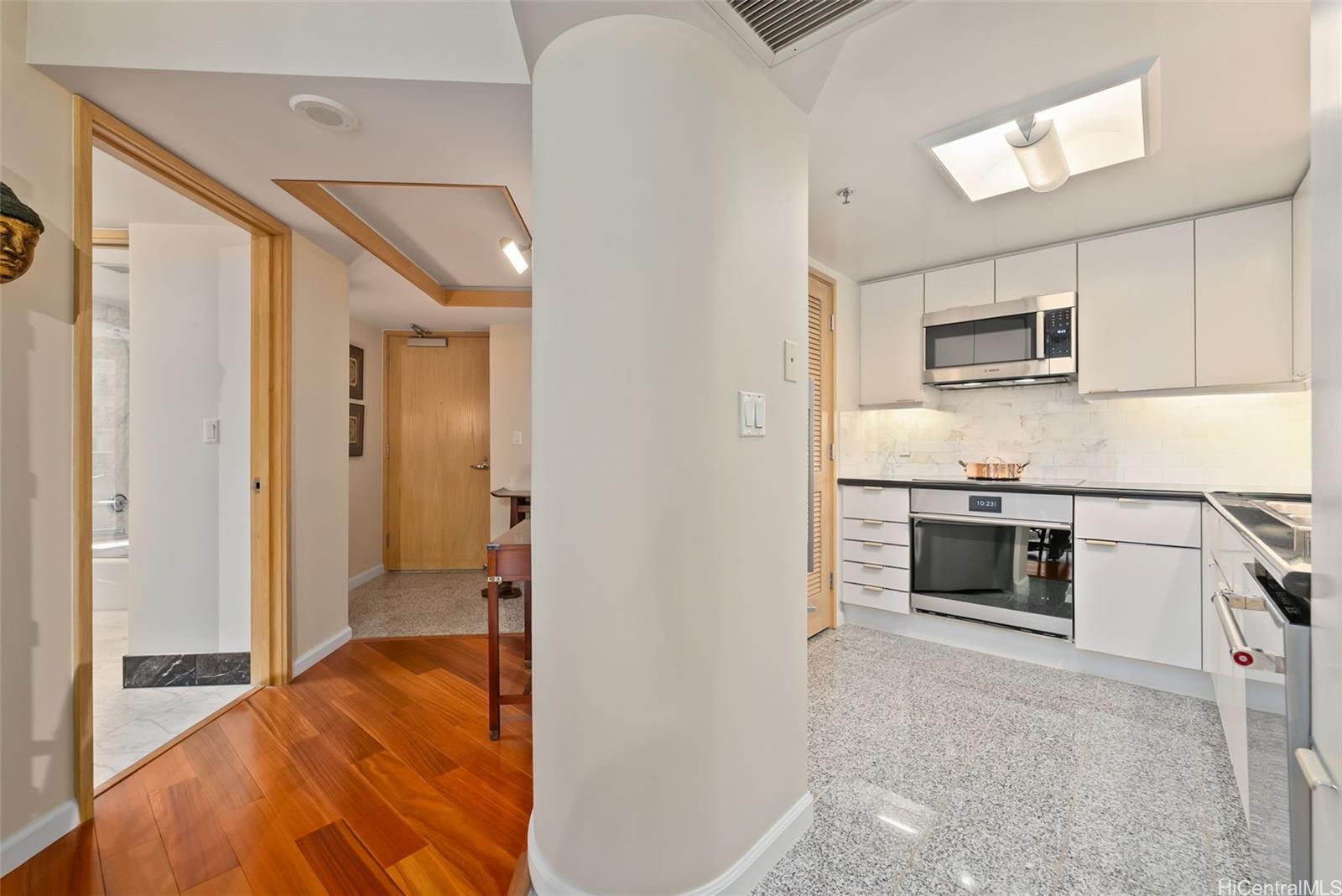 Waikiki Landmark condo # 907, Honolulu, Hawaii - photo 3 of 25