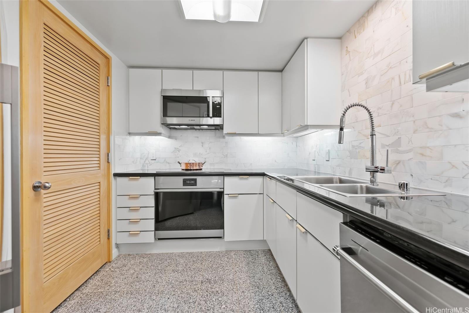 Waikiki Landmark condo # 907, Honolulu, Hawaii - photo 4 of 25