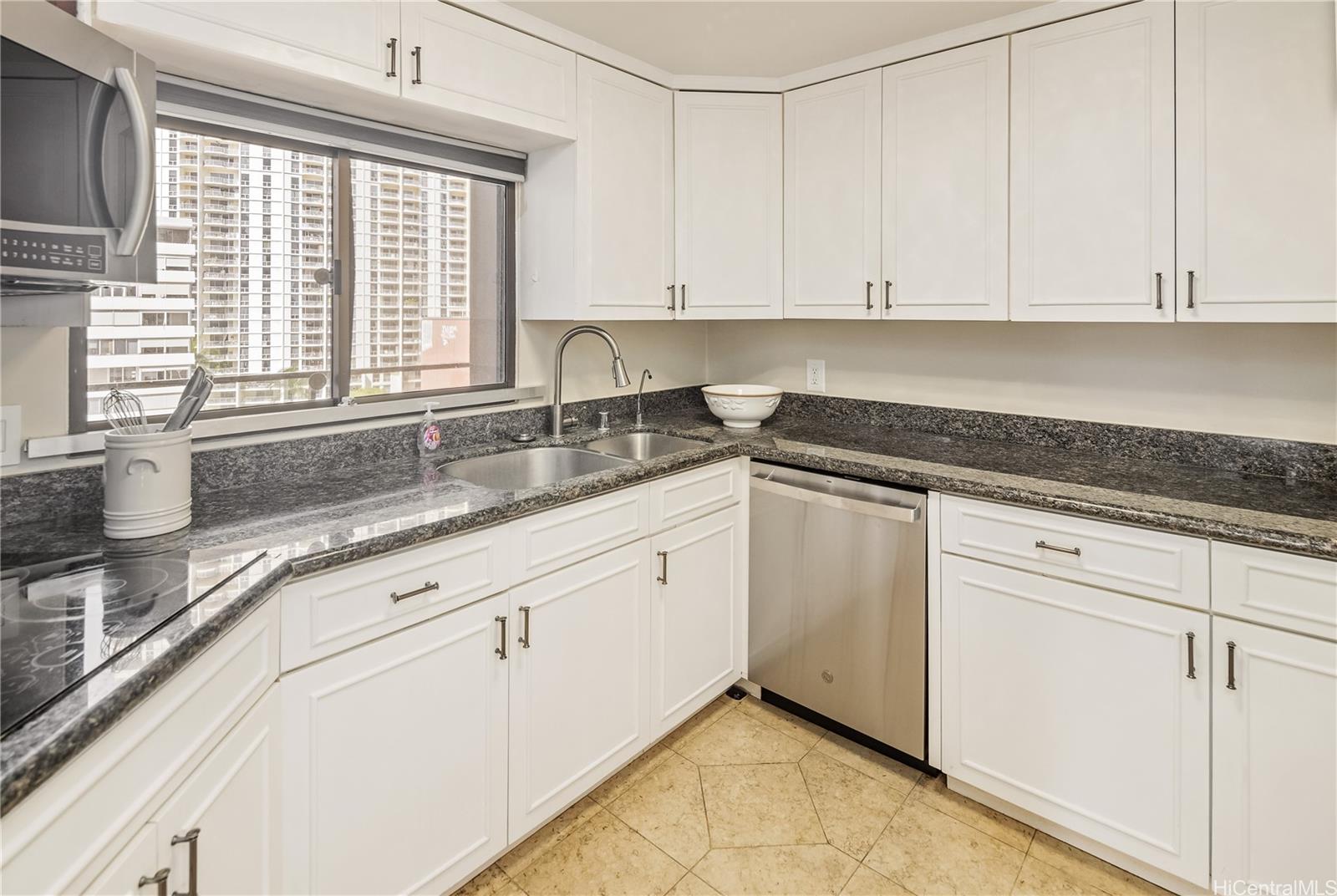 Canterbury Pl condo # 10B, Honolulu, Hawaii - photo 10 of 23