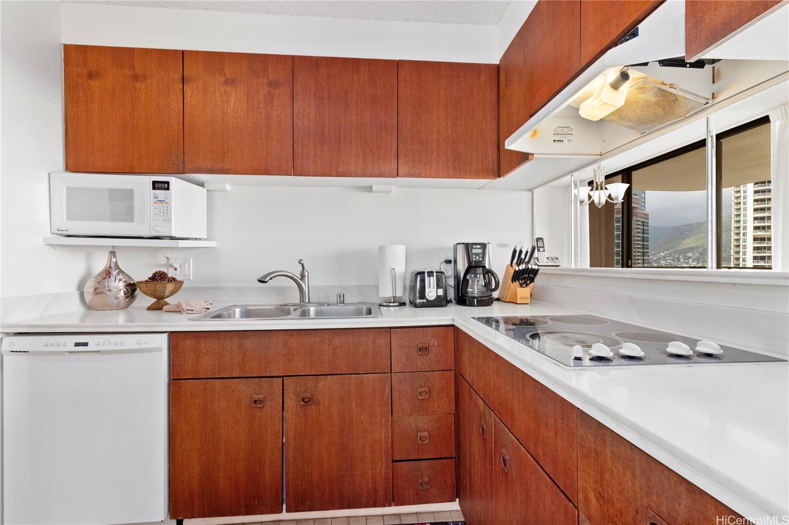 Canterbury Pl condo # 19D, Honolulu, Hawaii - photo 4 of 12