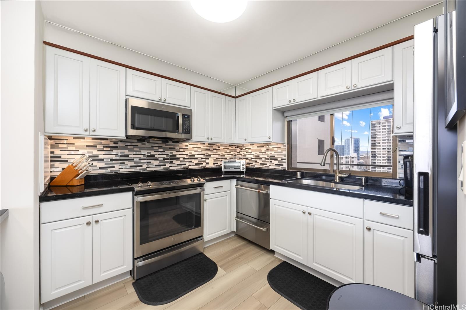 Canterbury Pl condo # 26C, Honolulu, Hawaii - photo 3 of 25