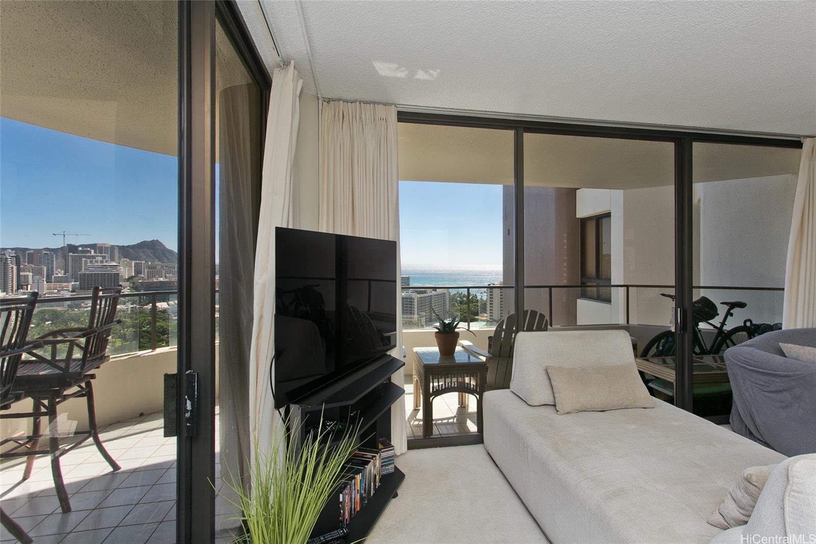 Canterbury Pl condo # 29D, Honolulu, Hawaii - photo 4 of 20