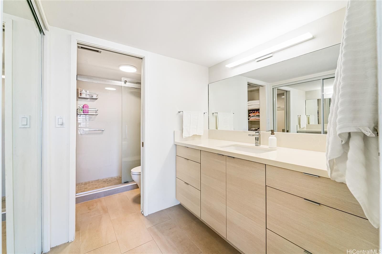 Canterbury Pl condo # 32E, Honolulu, Hawaii - photo 5 of 17