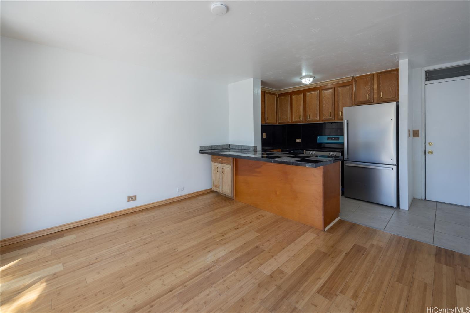 University Court Apts condo # 305, Honolulu, Hawaii - photo 3 of 17