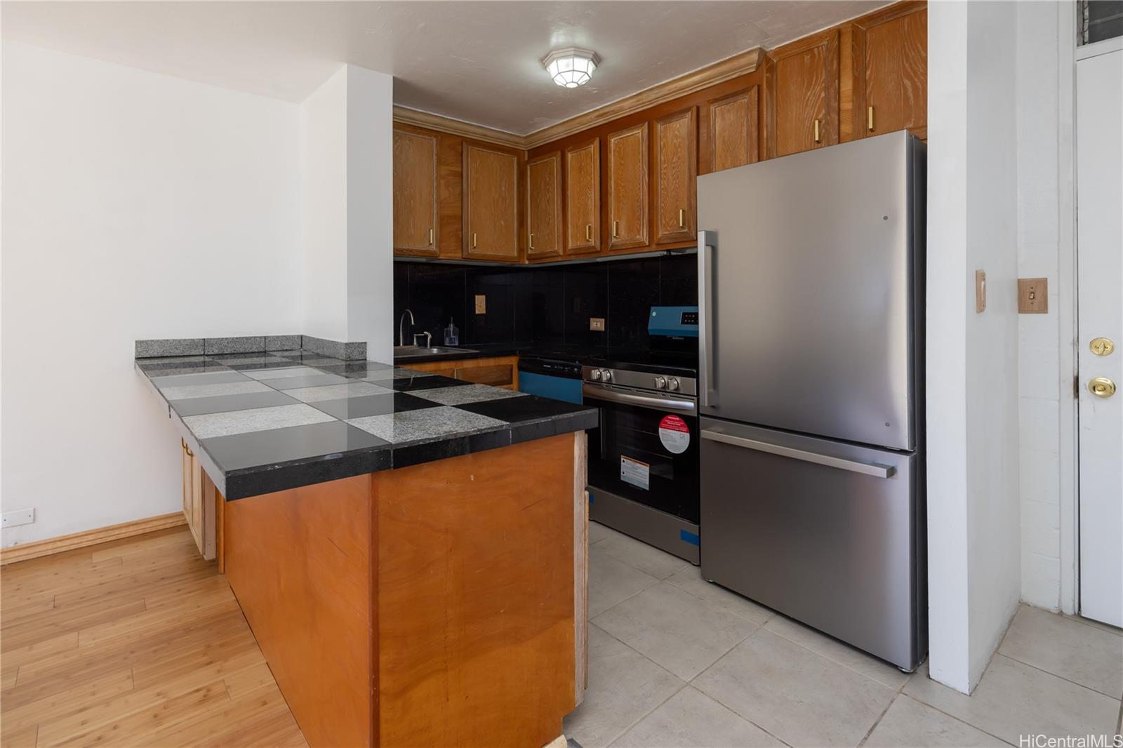 University Court Apts condo # 305, Honolulu, Hawaii - photo 4 of 17