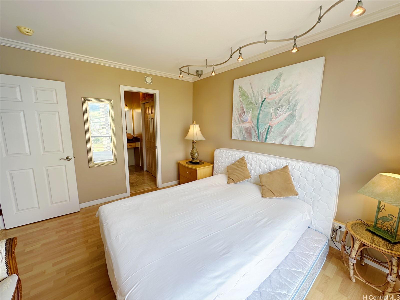 Pavilion At Waikiki condo # 1905, Honolulu, Hawaii - photo 5 of 18