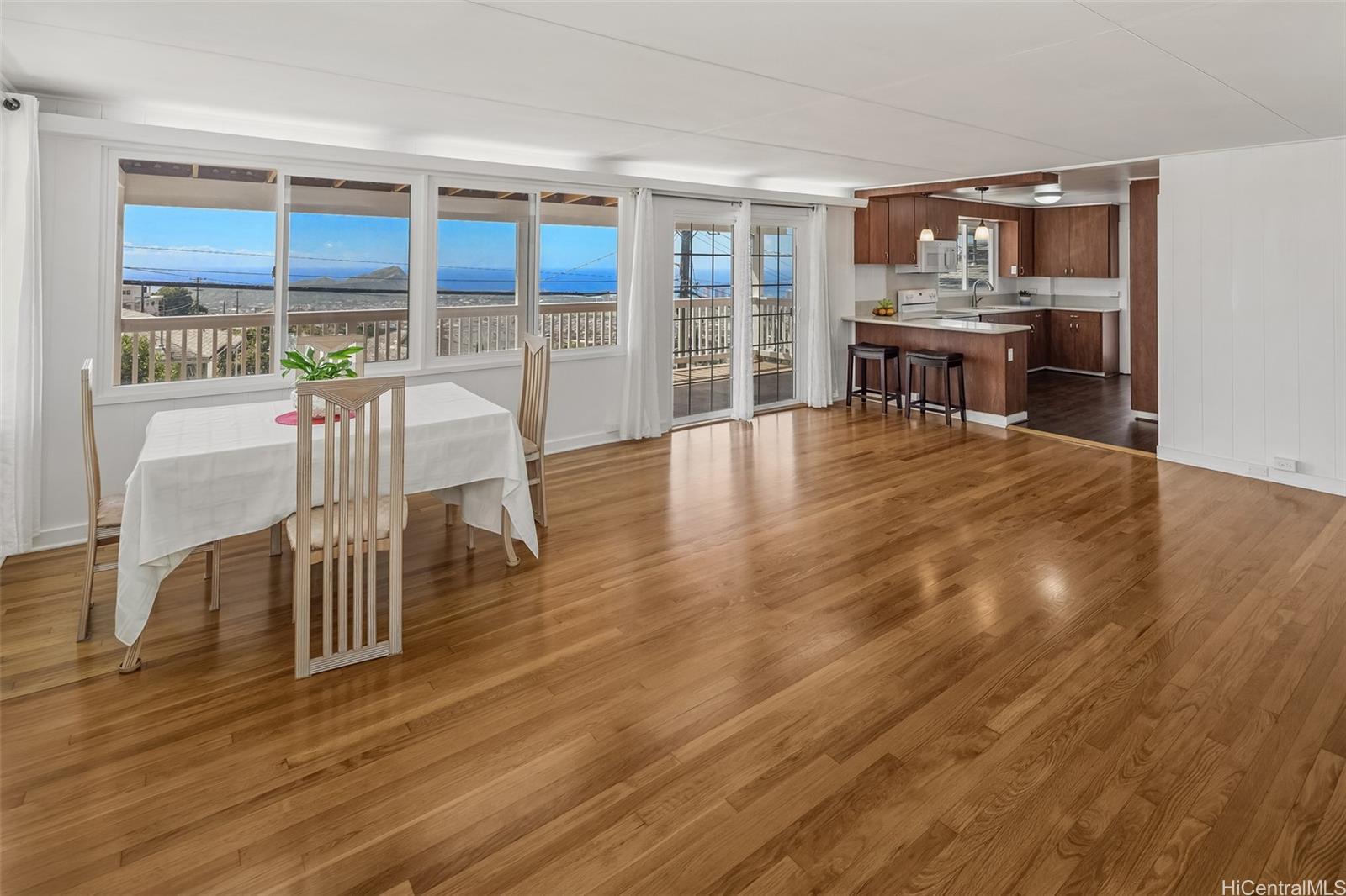 1952  Bertram St St. Louis, Diamond Head home - photo 3 of 25