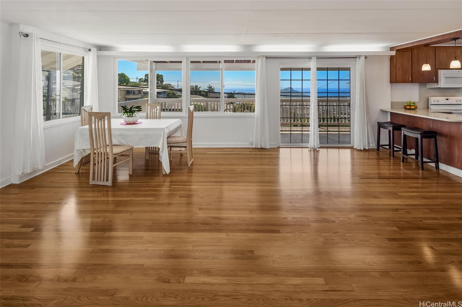 1952  Bertram St St. Louis, Diamond Head home - photo 5 of 25