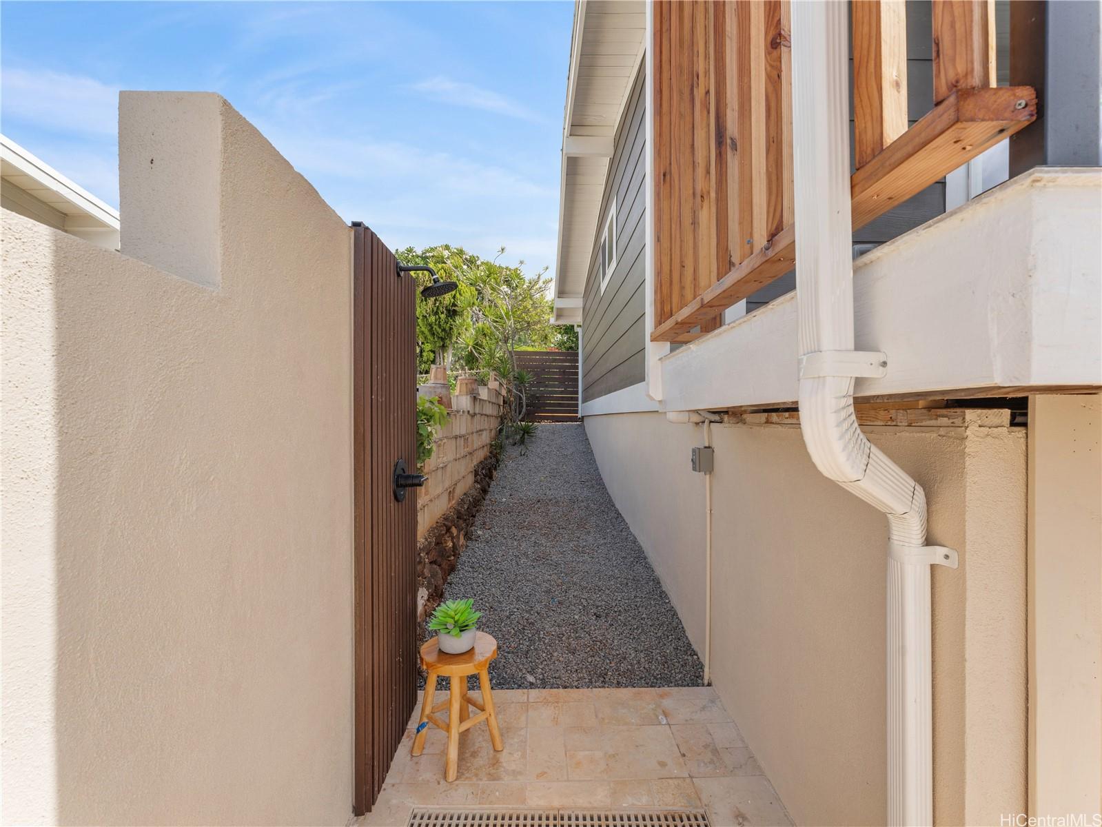 1974  Halekoa Drive Waialae Nui Rdge, Diamond Head home - photo 23 of 25