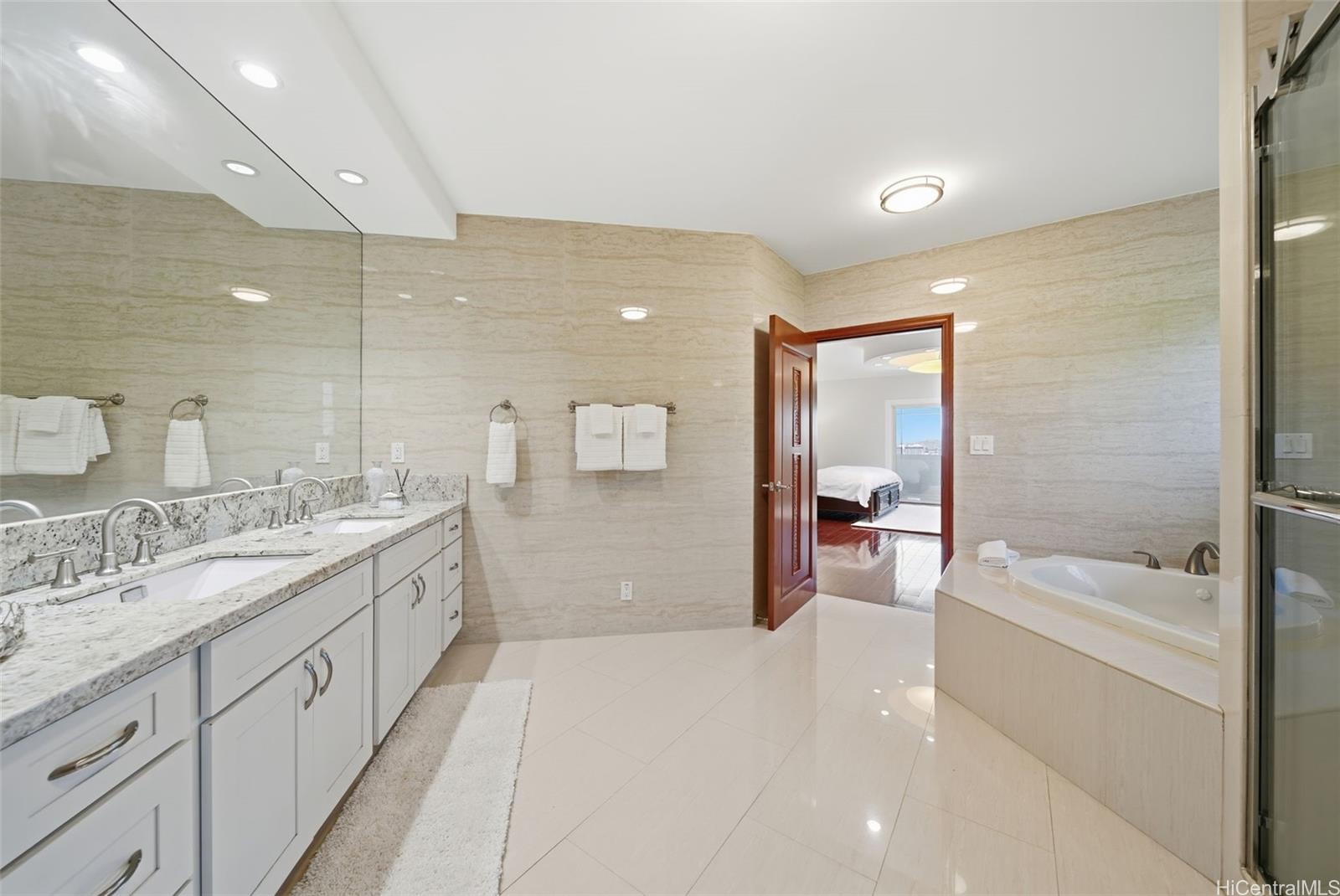 2004  Skyline Drive Kamehameha Heights, Honolulu home - photo 22 of 25