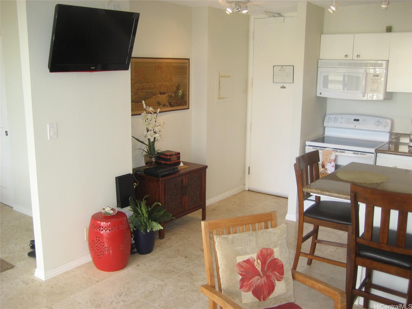 201 Ohua Ave Honolulu - Rental - photo 3 of 8
