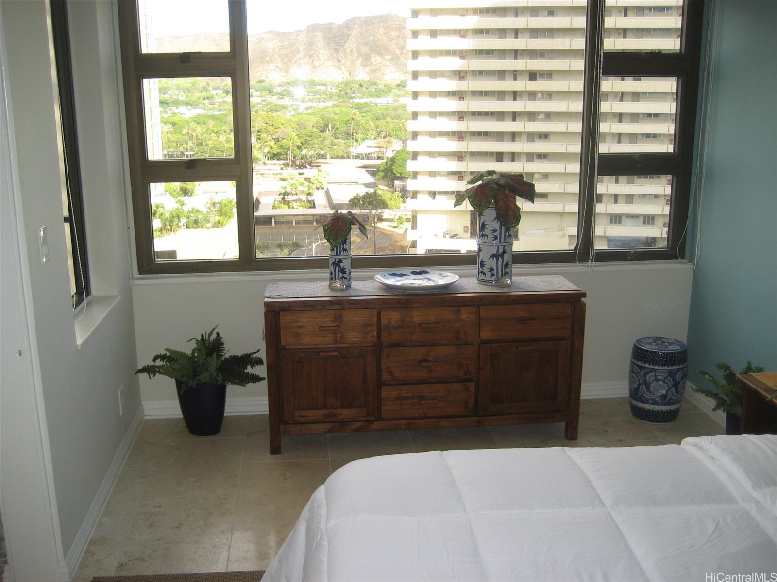 201 Ohua Ave Honolulu - Rental - photo 4 of 8