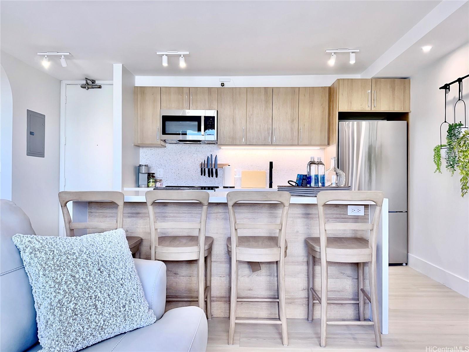 Waikiki Banyan condo # 1503, Honolulu, Hawaii - photo 9 of 16