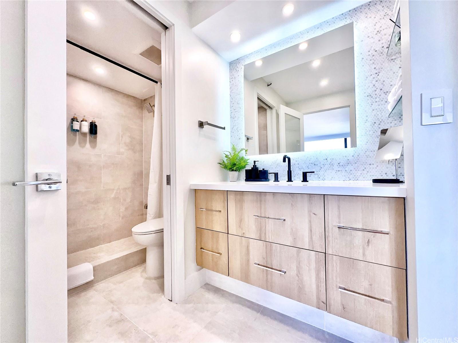 Waikiki Banyan condo # 1503, Honolulu, Hawaii - photo 10 of 16