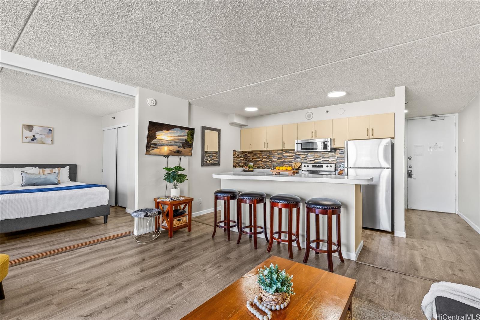 Waikiki Banyan condo # 1506/Makai, Honolulu, Hawaii - photo 4 of 25